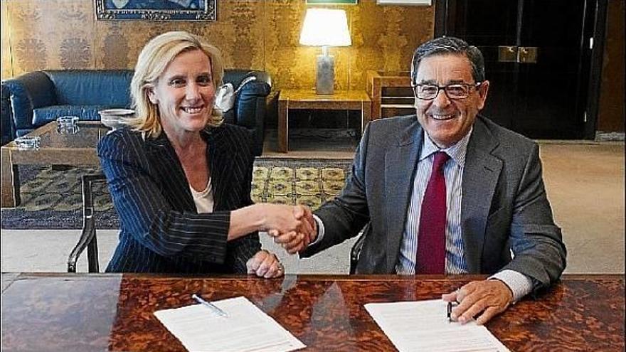 Marta Martínez, presidenta de IBM España, Portugal, Grecia e Israel, y Mario Fernández, presidente de Kutxabank, durante la firma.
