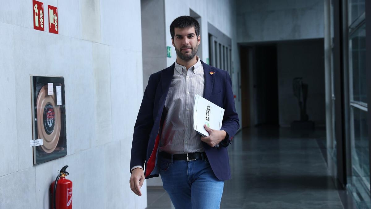 Carlos Guzmán, coordinador de Izquierda Unida de Navarra, en el Parlamento foral.