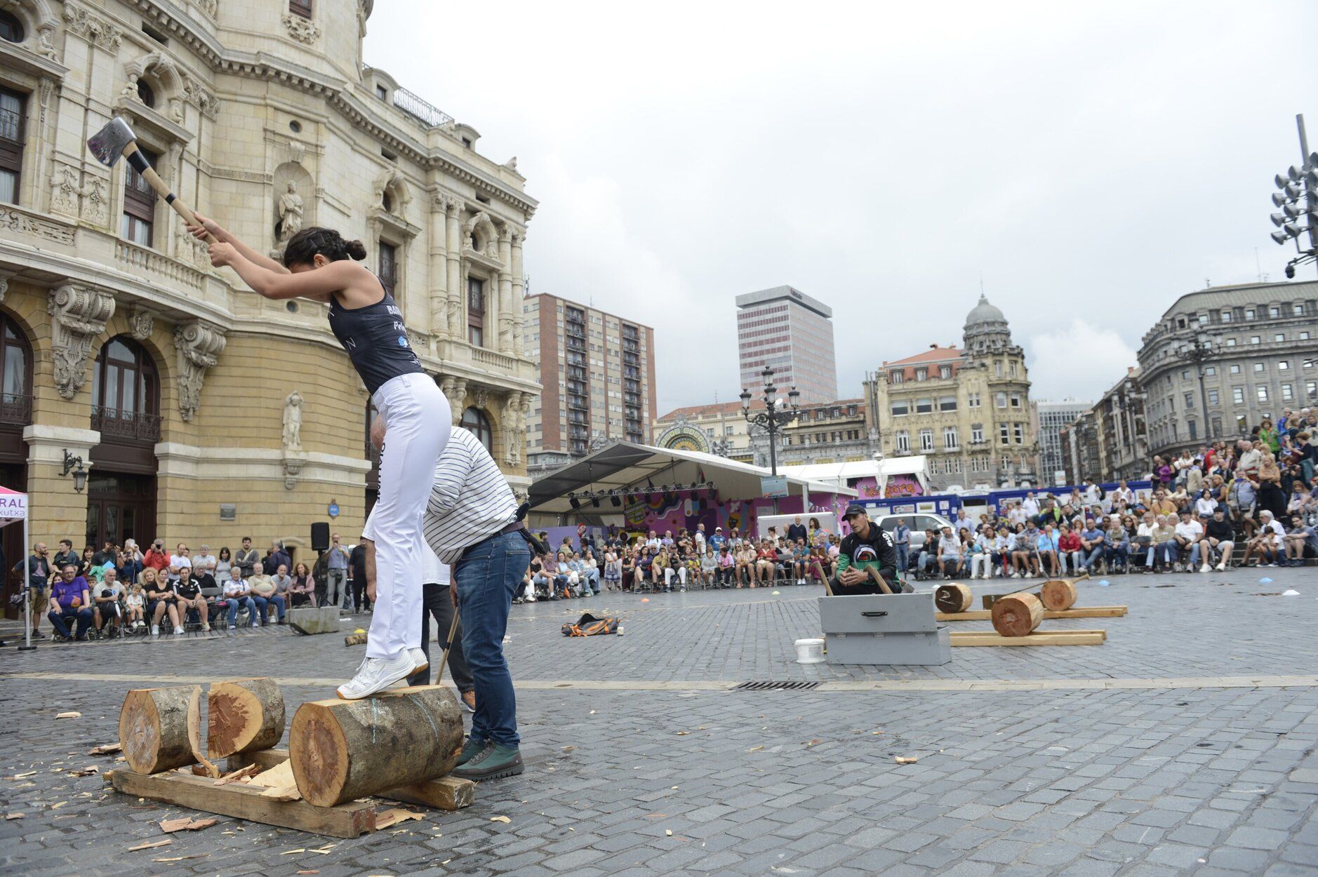 En fotos: herri kirolak en la plaza del Arriaga