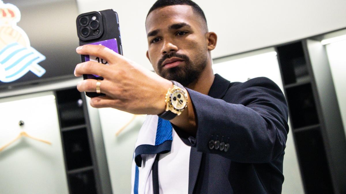 Yangel Herrera, en el vestuario de la Real grabando un vídeo para las redes sociales del club.