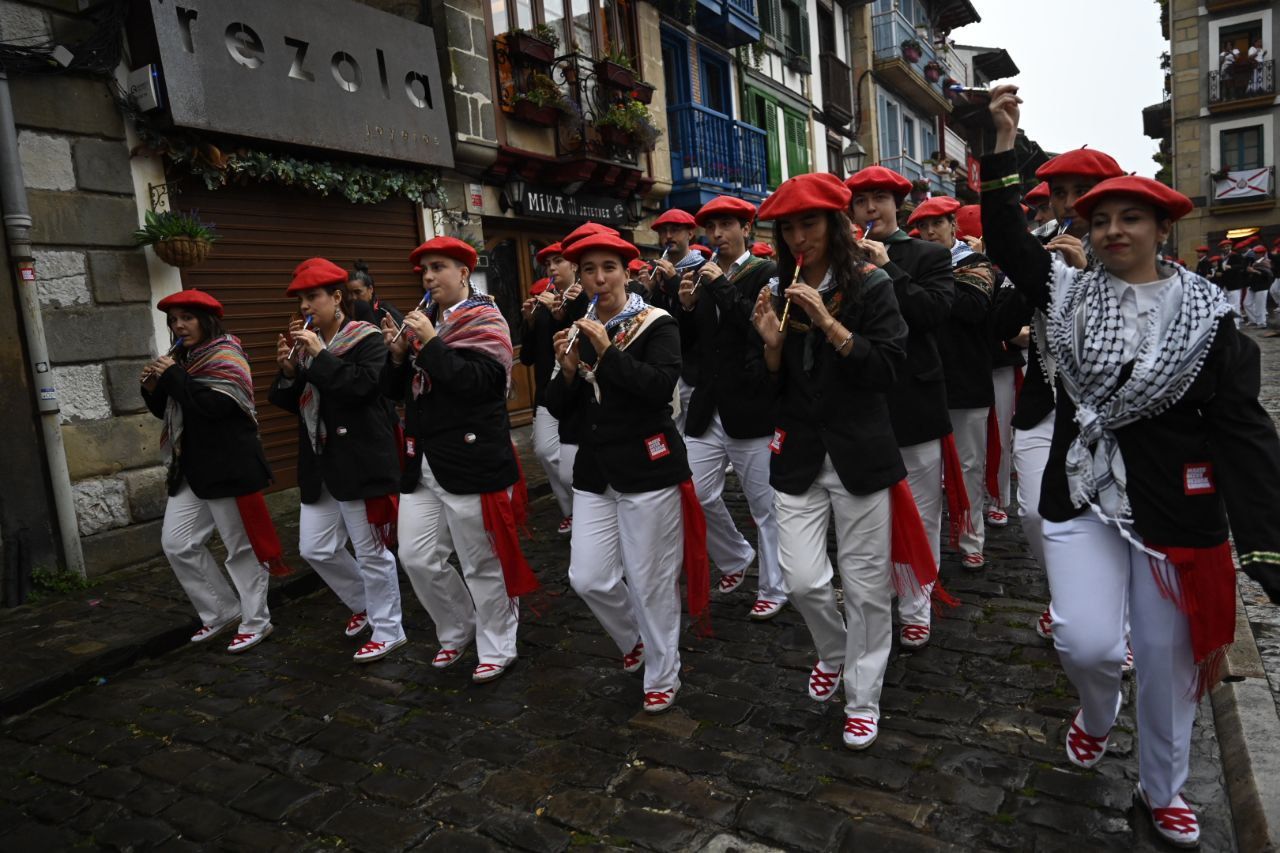 La compañía Jaizkibel desfila en Hondarribia