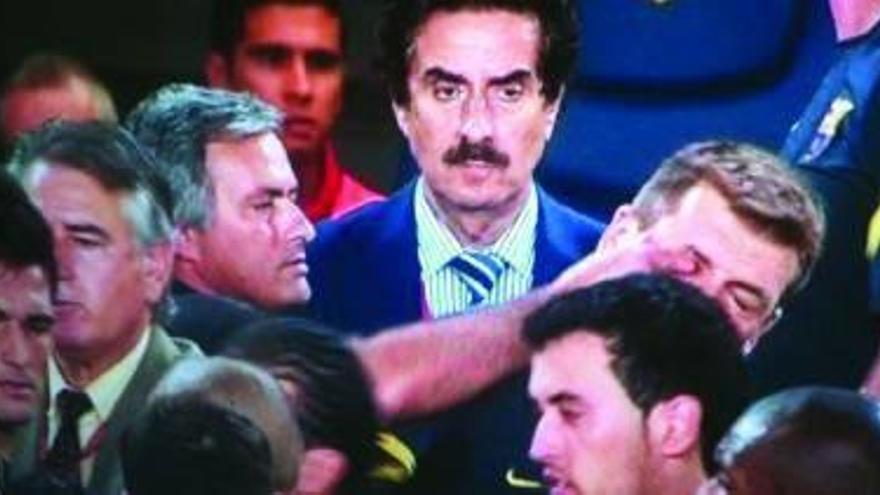 Mourinho agrede a Tito Vilanova en la vuelta de la Supercopa.