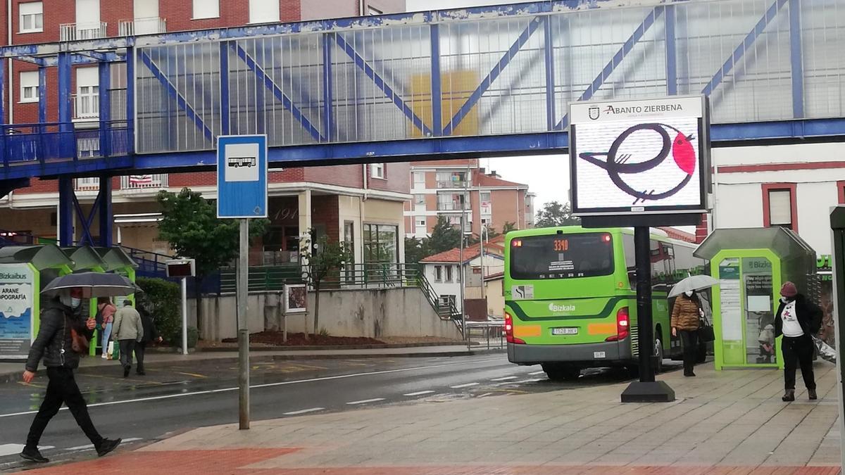 La pasarela se instaló en 2007 y salva la N-634 entre las plazas de Haritzalde y La Trinidad.