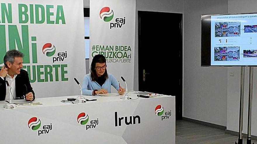 Iridoy y Guezuraga, ayer, en el Batzoki de Irun, durante la comparecencia para anunciar su popuesta para el proyecto de Puiana.