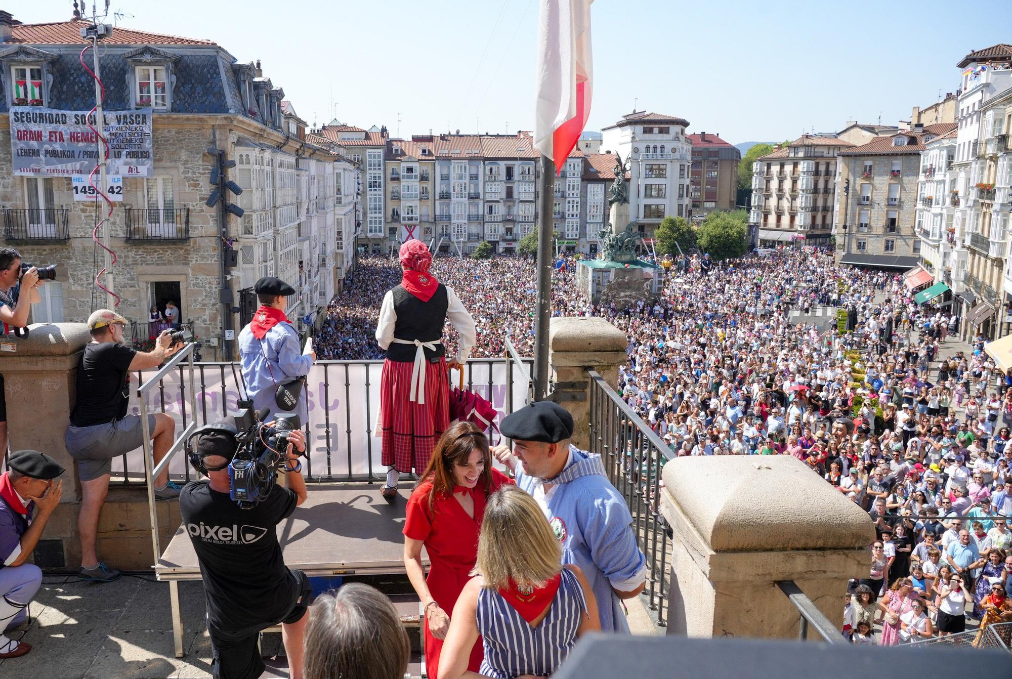 En imágenes: Edurne y Celedón Txiki abarrotan un año más la plaza de la Virgen Blanca