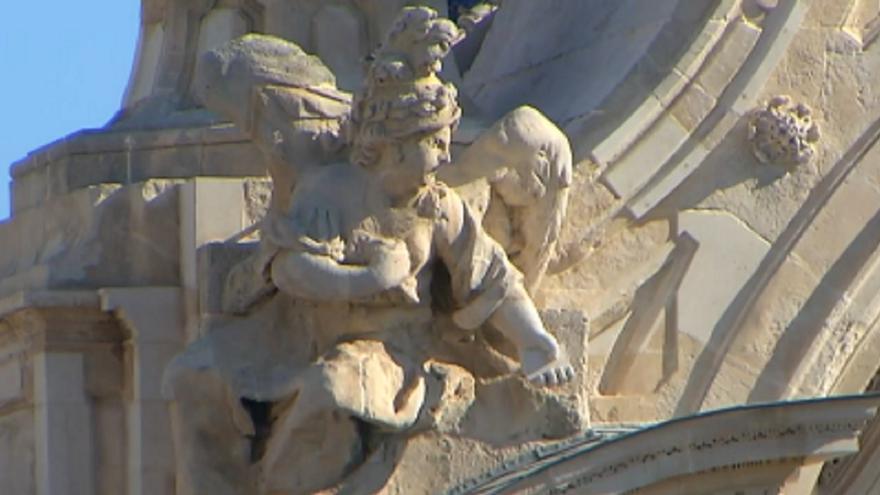 Aparece un móvil tallado en la mano de un ángel en la catedral de Murcia
