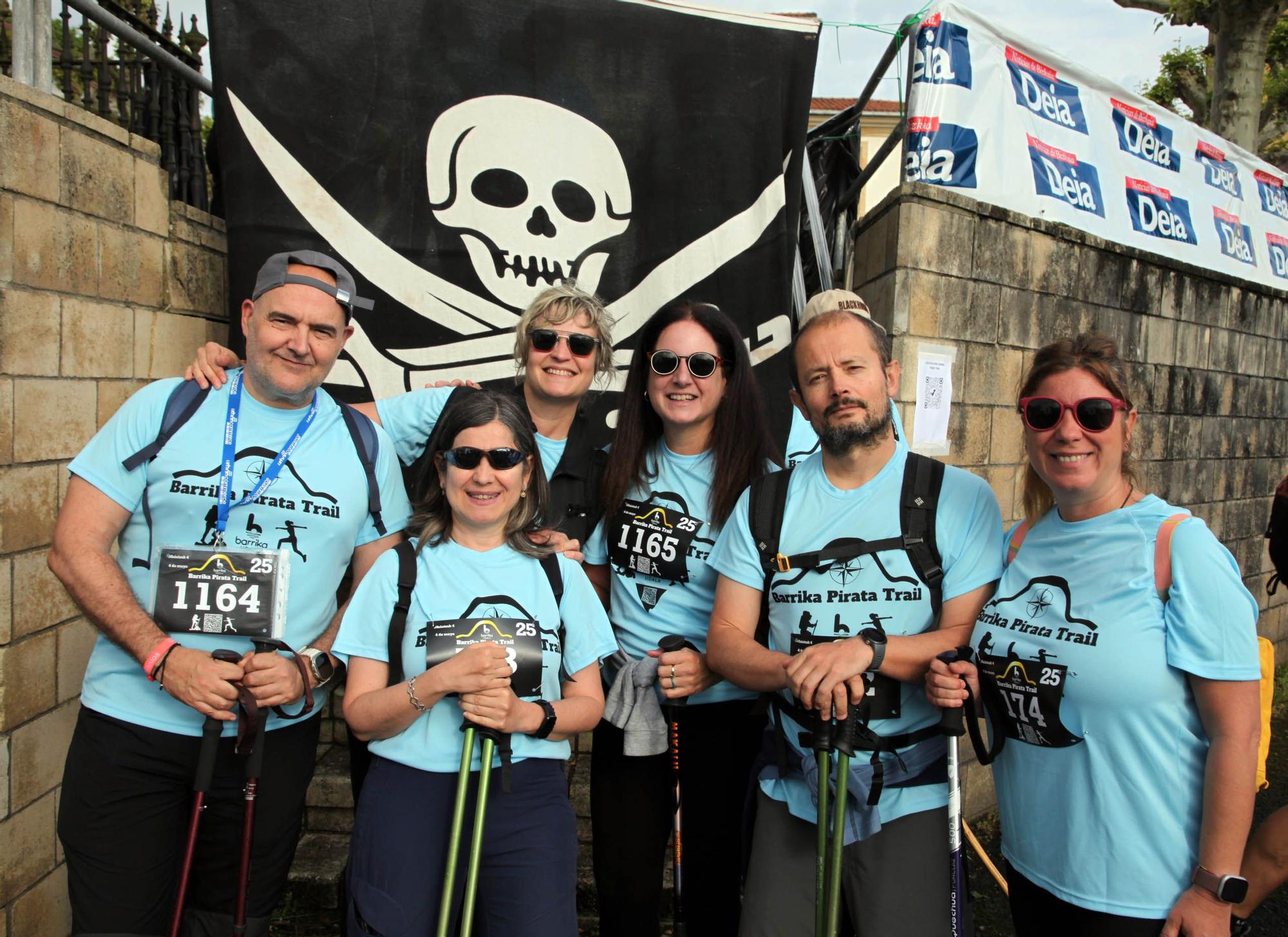 Los ‘piratas’, sonrientes antes de iniciar el abordaje sobre la costa.