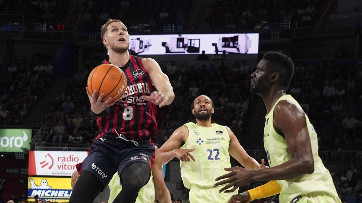 Tadas se dispone a lanzar a canasta ante Fall, que seguirá en el Barcelona