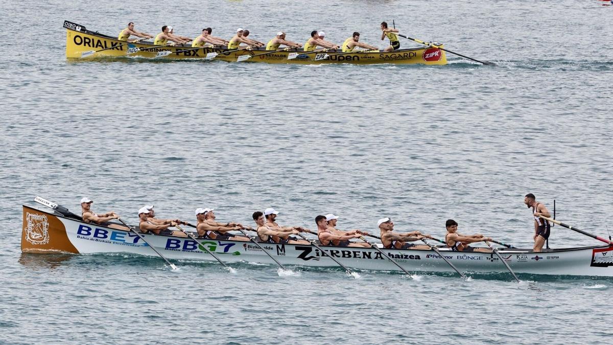 Orio y Zierbena, durante la primera tanda de la primera jornada de la Bandera de La Concha, celebrada el pasado domingo.