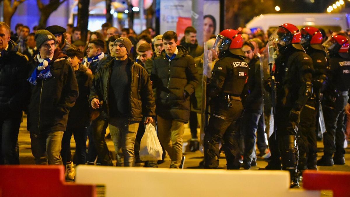 Agentes de la Ertzaintza controlan la llegada de los aficionados a Anoeta en el partido ante el PSG.