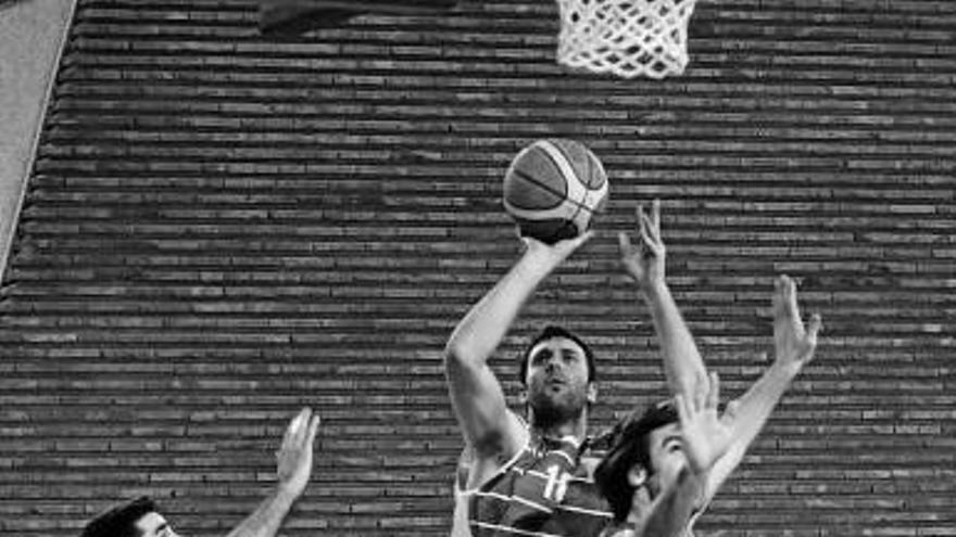 Ibon Carreto lanza entre la defensa del Santurtzi.