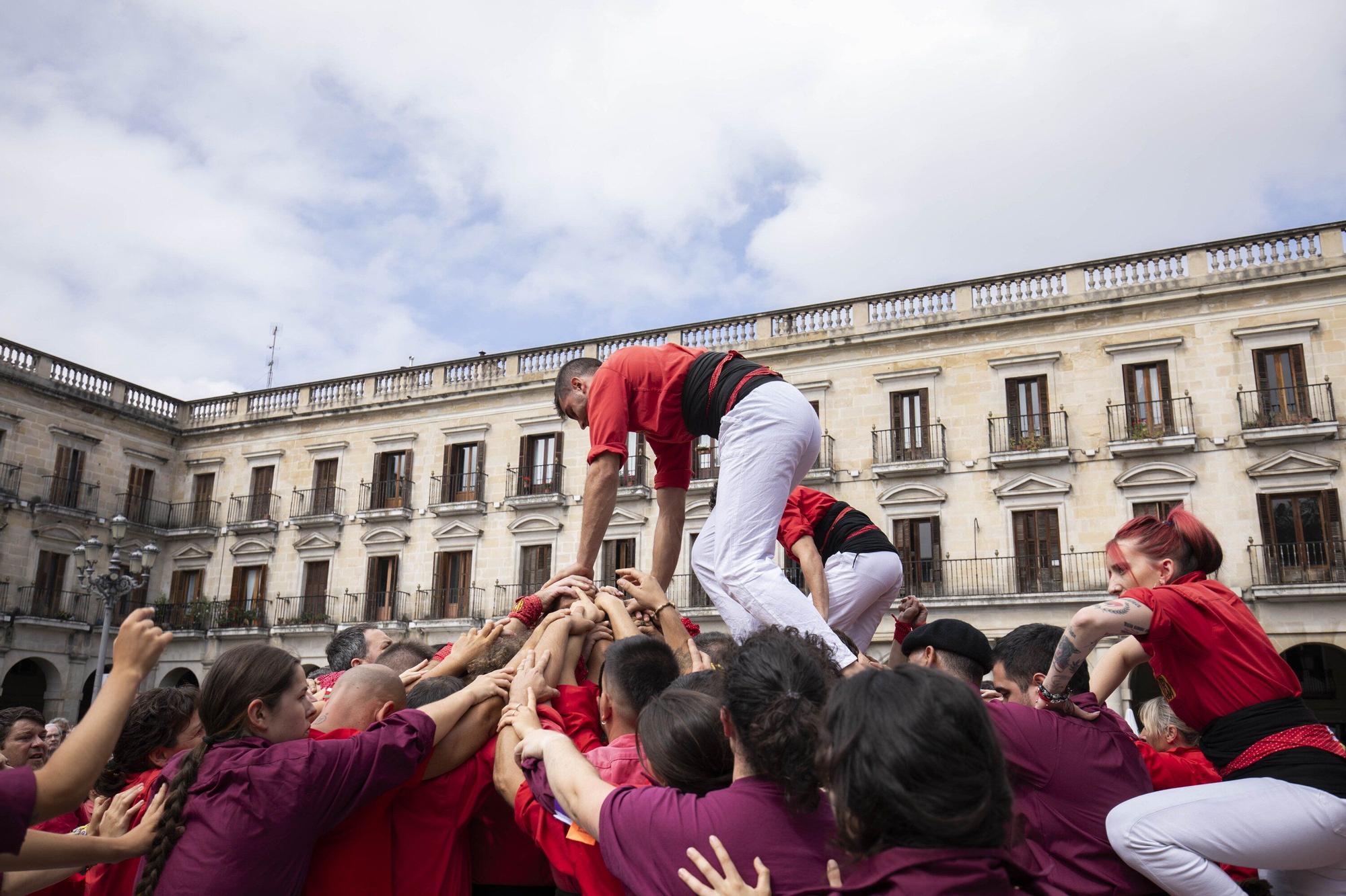 En imágenes: La Plaza Nueva de Vitoria acoge una gran Diada Castellera