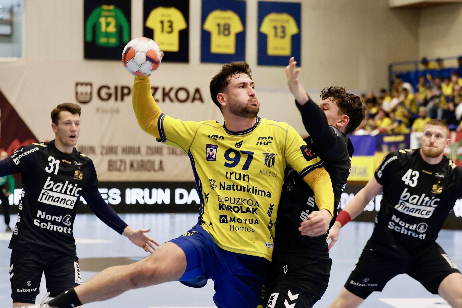 El jugador del Irudek Bidasoa Irun Tito Díaz, en el partido ante el Flensburg alemán