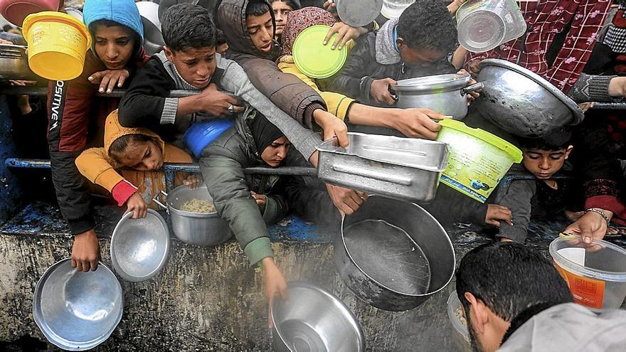 Un grupo de niños gazatíes piden desesperadamente comida en Rafah, convertida en refugio de 1,9 millones de palestinos.