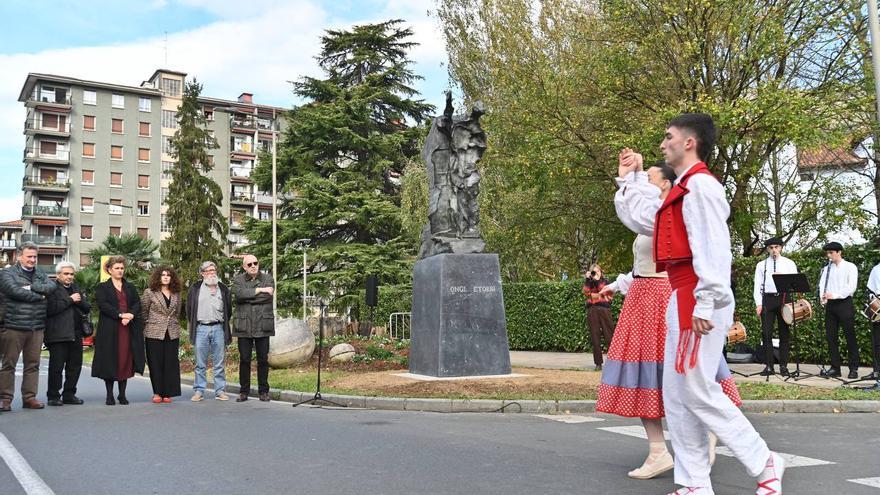 Azkoitia estrena la escultura &#039;Ongi etorri&#039; de Antonio Oteiza