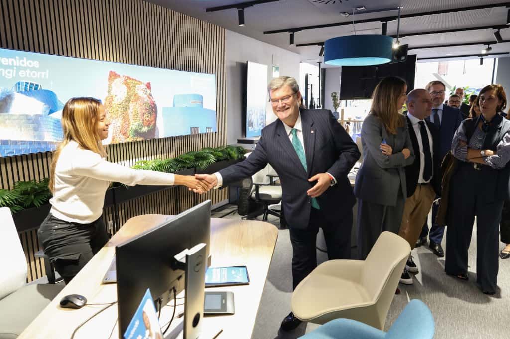 Endesa ha inaugurado hoy su nueva tienda en Bilbao, ubicada en la calle Iparraguirre, 37, bajo el innovador concepto “Endesa Tu Casa”. El alcalde de Bilbao y el señor Bogas han saludado al personal.