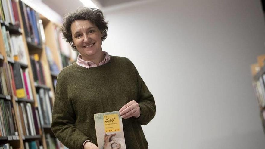 Gimeno posa con su libro sobre lactancia durante su presentación en Pamplona.