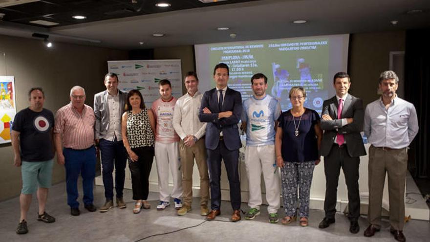De izquierda a derecha: Iñaki Pegenaute (Federación Peñas de Iruña-Pamplona), Miguel Pozueta (FNPV), Ruben Goñi (INDyJ), Esther Cremaes (Ayuntamiento Iruña-Pamplona), Josetxo Ezkurra (remontista), Roberto Mercero (Telefónica), Miguel Bados (El Corte Inglé