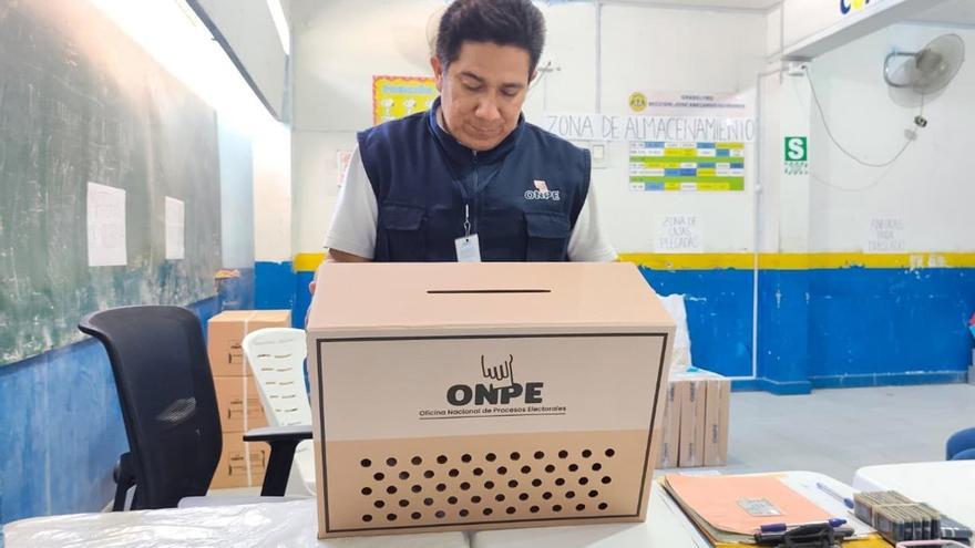 Perú vota en la segunda vuelta de las elecciones para elegir