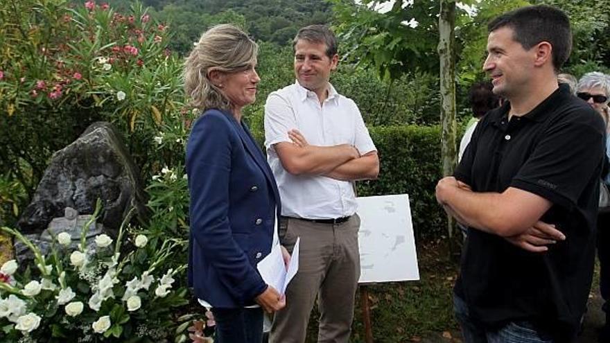 Los hijos de Joxe Mari Korta, Andoitz y Lander, conversan con la directora de Derechos Humanos de la Diputación de Gipuzkoa, durante el acto de ayer en Zumaia.