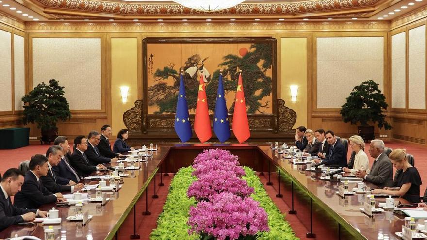 Von der Leyen aboga en Pekín por &quot;reequilibrar&quot; los lazos con China