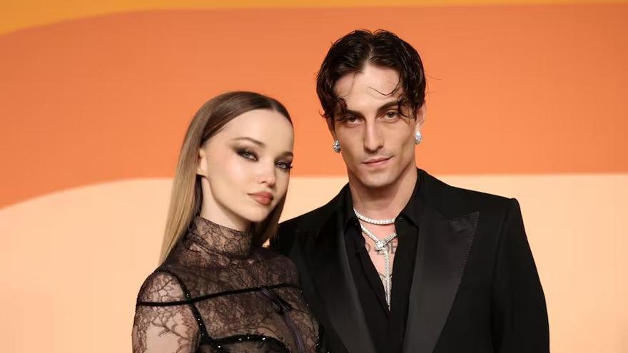 El cantante Damiano David se compromete con su novia, la actriz Dove Cameron