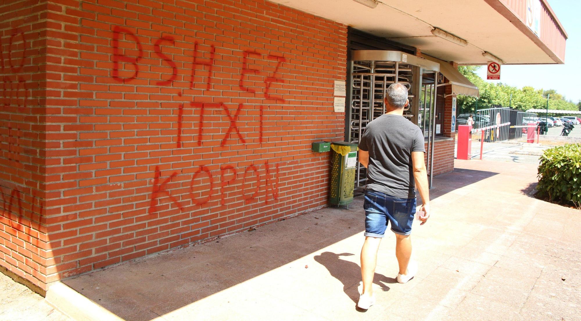 Trabajadores de BSH Esquíroz, antes de la asamblea en la que se ha presentado el preacuerdo