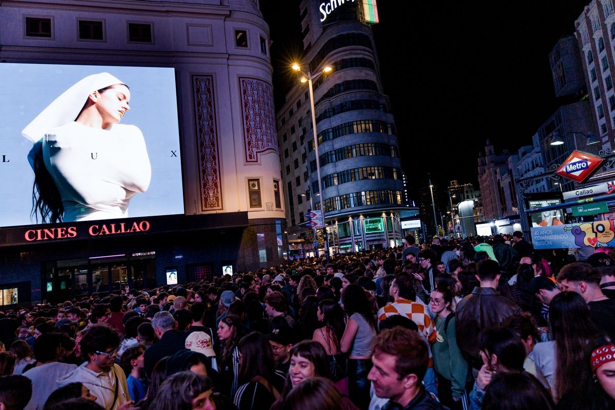 Rosalía presenta su disco en las pantallas de Callao y desaparece entre miles de fans