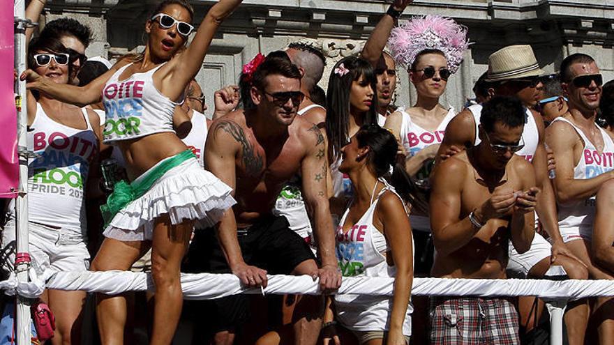 Varios jóvenes participan en la marcha del Orgullo Gay organizada por la Federación Estatal de Lesbianas, Gays, Transexuales y Bisexuales (FELGTB) y el colectivo de Madrid COGAM.