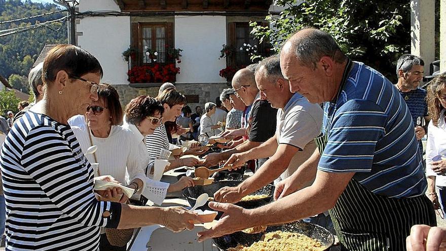 Degustación popular de las migas participantes en el concurso.