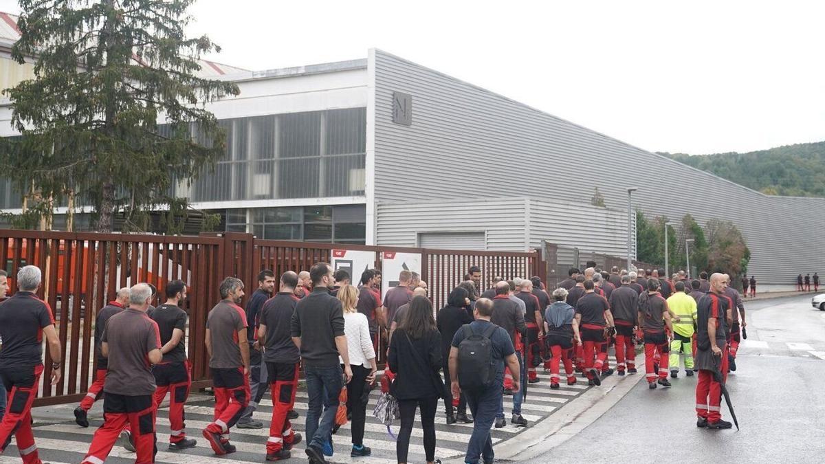 Trabajadores se dirigen a sus puestos en la fábrica de CAF en Beasain.