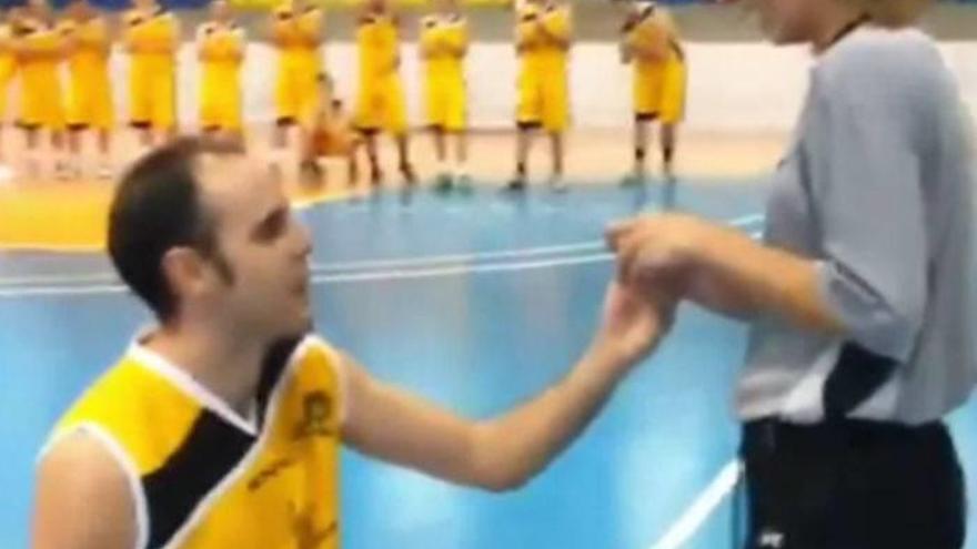 Pide matrimonio a la árbitro en pleno partido