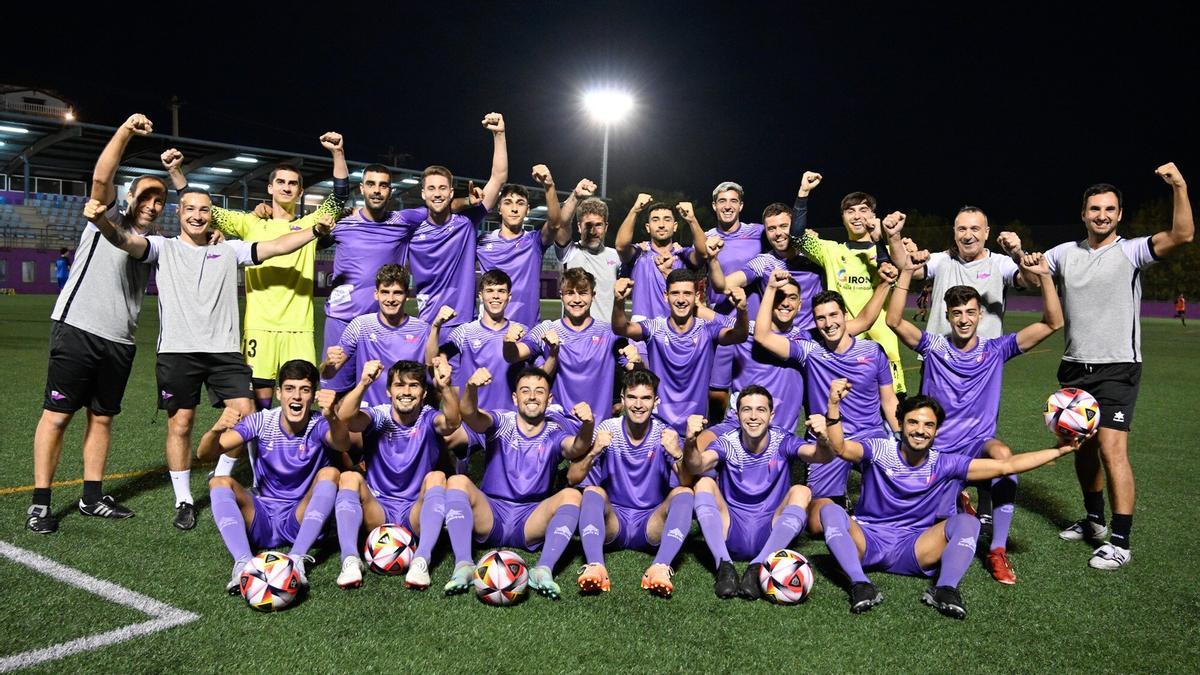 Los jugadores del Santurtzi posan antes del importante encuentro frente al Turégano.