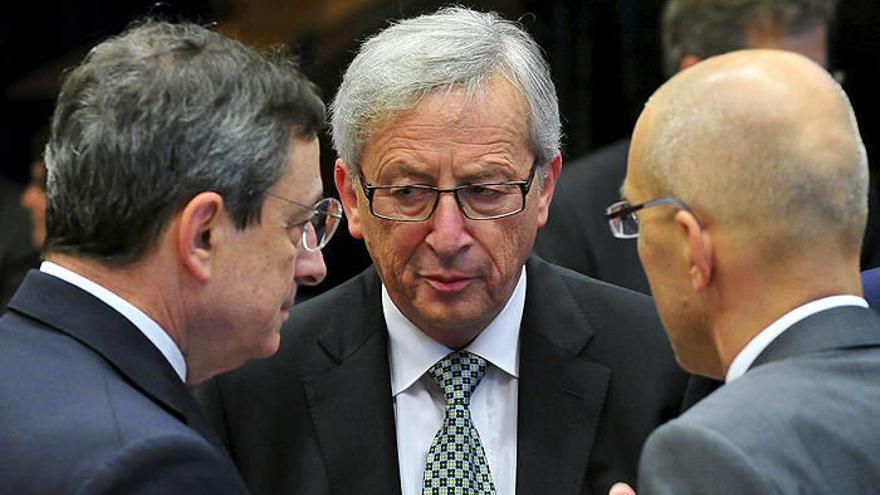 El presidente del BCE, Mari Draghi, el presidente del Eurogrupo, Jean Claude Juncker, y el miembro alemán del comité ejecutivo del BCE, Jörg Asmussen.