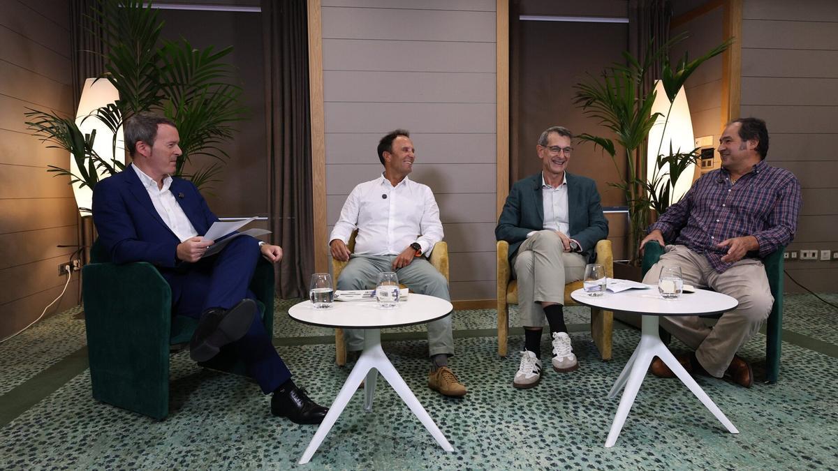 De izquierda a derecha, el periodista Txema Gutiérrez y los expertos de la mesa redonda del Día Mundial contra el Dolor: Enrique Bárez, Fernando Torre e Igor Zabala.