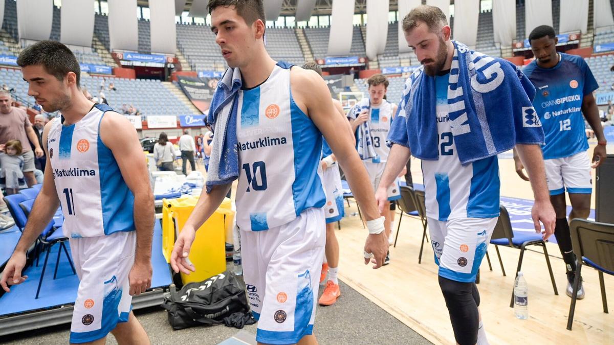 Los jugadores del Gipuzkoa Basket se retiran cabizbajos a los vestuarios en el duelo ante el Leyma  Coruña.