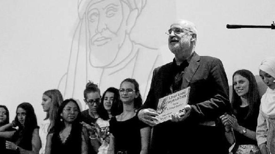 Fernando Aramburu, rodeado de los alumnos del Club de Lectura del IES Benjamín al recoger su premio ayer en Tudela.