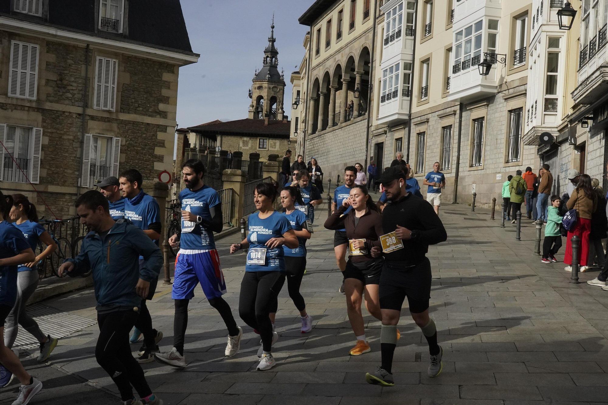 En imágenes: Miles de personas conquistan la Almendra de Gasteiz