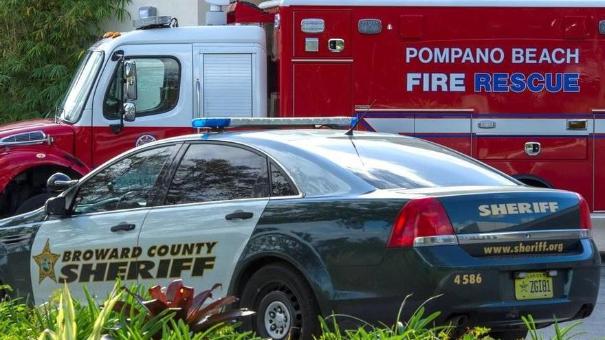 Un coche de policía y un camión de bomberos permanecen estacionados en el Broward Health hospital de Pompano Beach, Florida, EE.UU., el 15 de febrero del 2018, donde han sido trasladadas las víctimas de