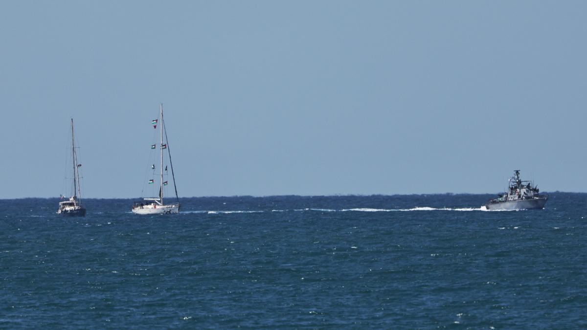 Una embarcación israelí intercepta uno de los barcos de la flotilla.