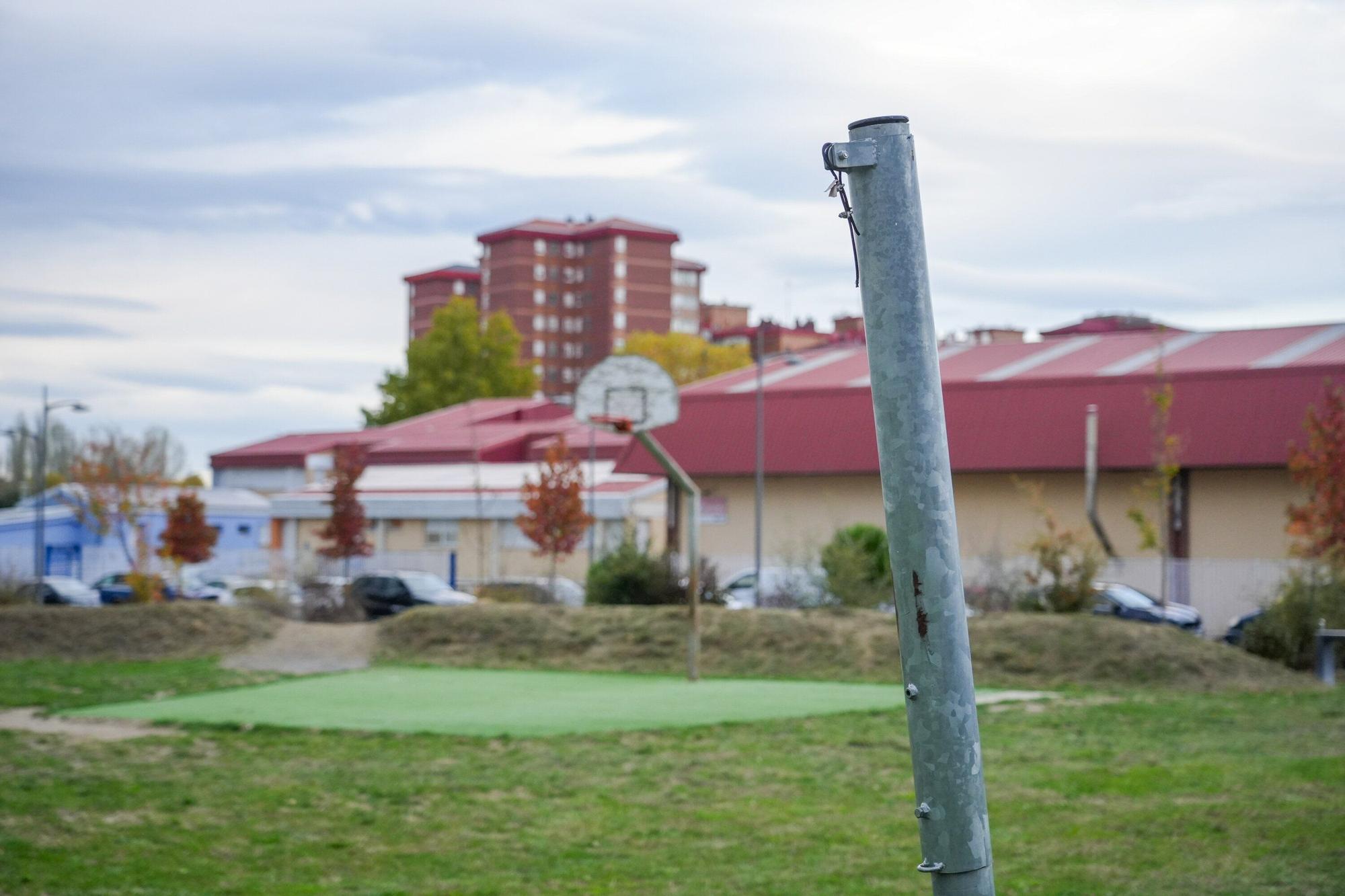 En imágenes: El Ayuntamiento adecenta el parque Tirreno