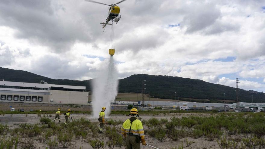 Los Bomberos trabajan para sofocar el incendio originado anoche en la Sierra de Elguea