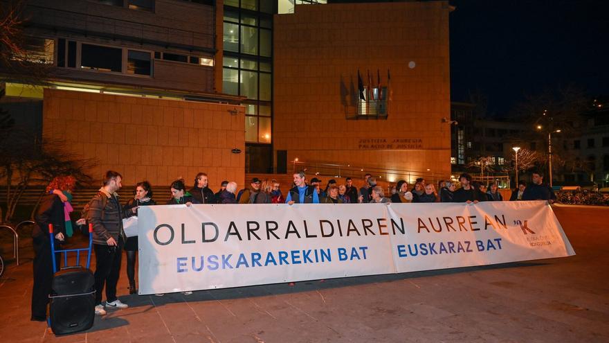 Kontseilua y Bagera se concentran contra la sentencia que revoca la exigencia de euskera para dos plazas de técnico en Donostia