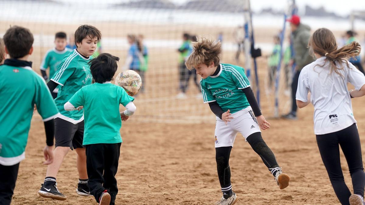 Deporte escolar en la playa de Zarautz