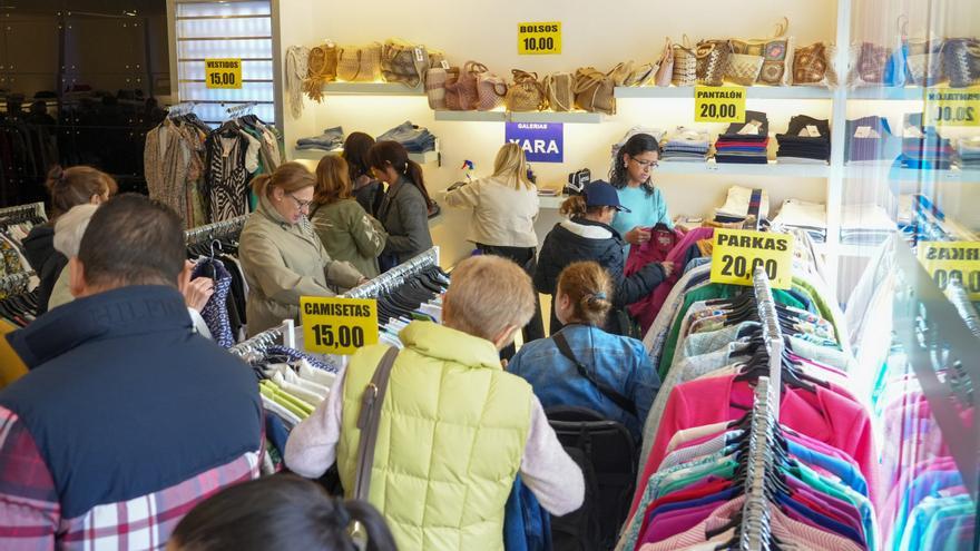 La &#039;mini&#039; Feria de Stock triunfa con sus descuentos