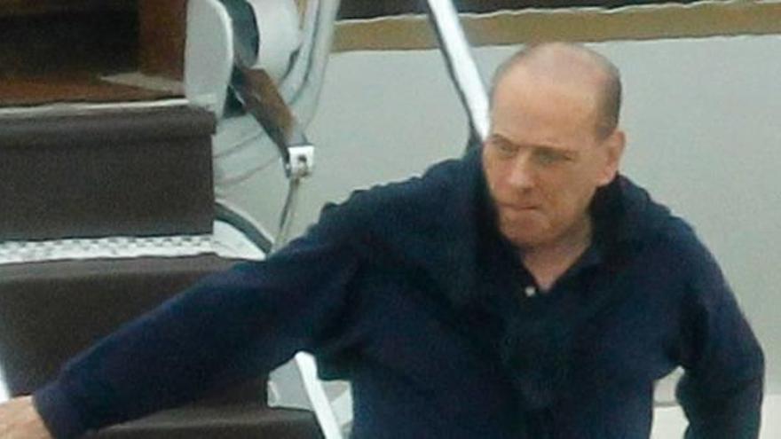 Berlusconi luce calvicie en un aeropuerto de Cerdeña