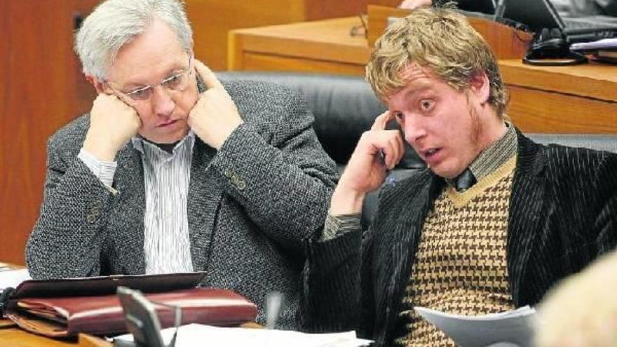 Patxi Zabaleta y Maiorga Ramírez, durante una sesión plenaria en el Parlamento navarro.