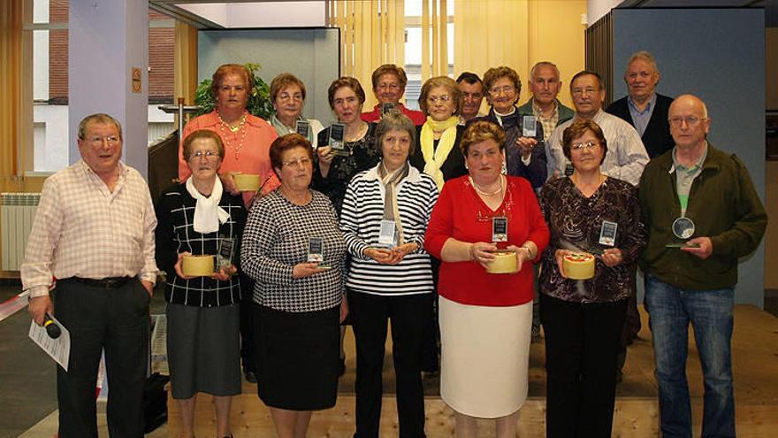 Los ganadores del campeonato de la zona noroeste, con sus trofeos.