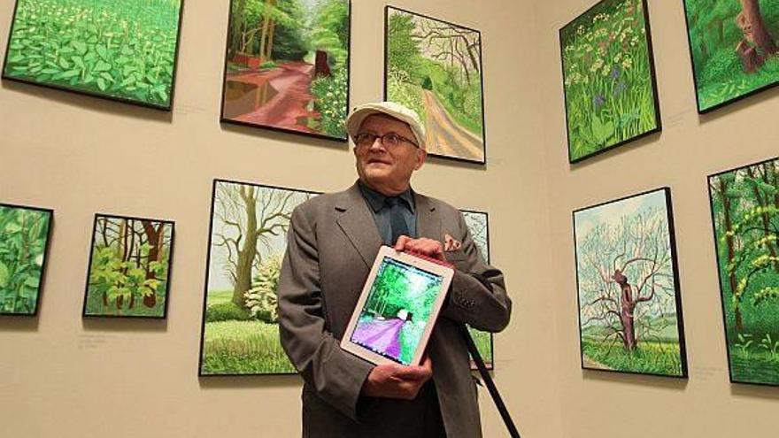 David Hockney posa en el Museo Guggenheim con una de sus obras elaboradas con tableta iPad
