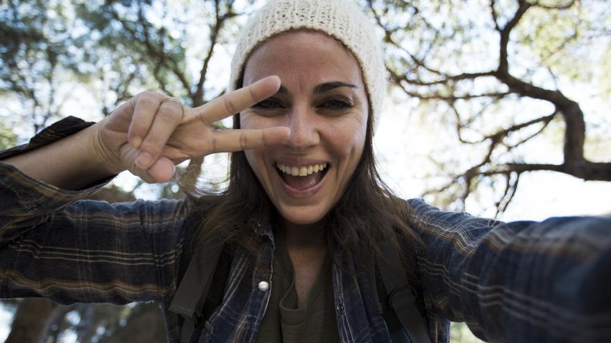 El peligro de subir selfies con los dedos en V por culpa de la IA